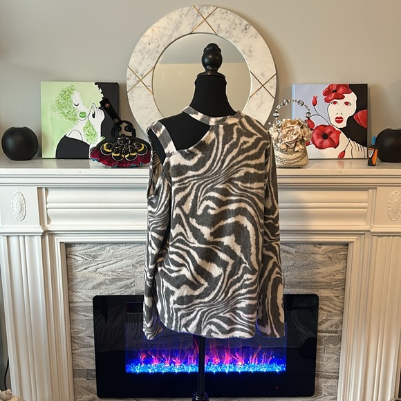 Gilli zebra fleece one side cold shoulder large - Picture 2 of 6